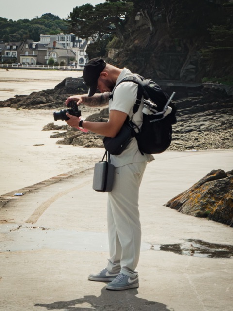 Portrait de Jason Dolphin, appareil photo en main